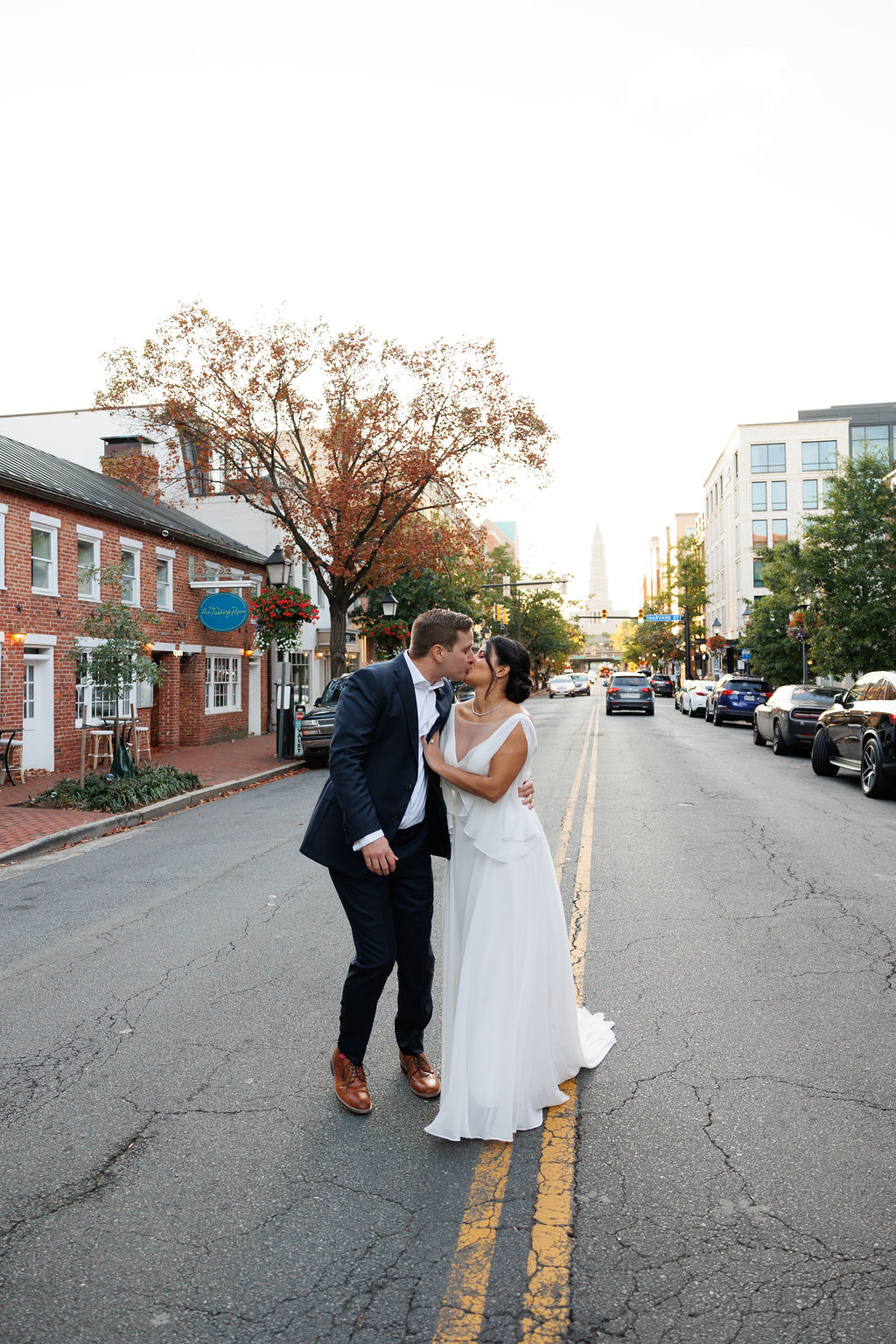 Newlyweds kiss while walking in the street