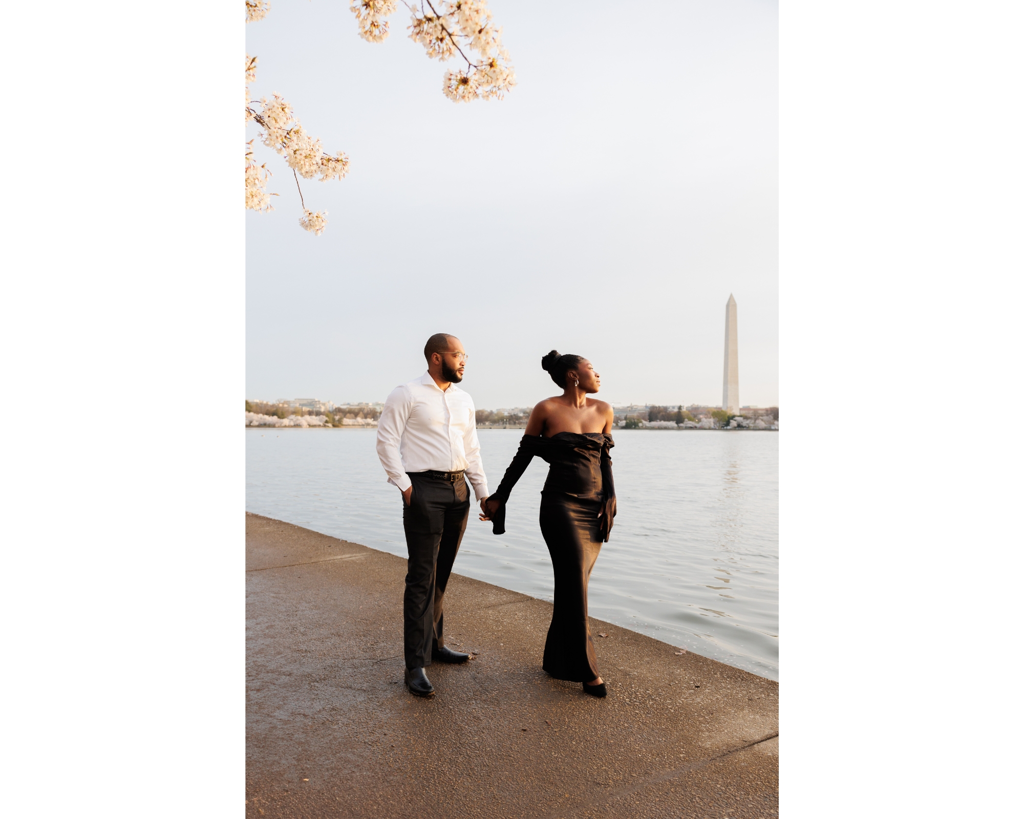 Washington monument in the background of this engagement photo